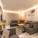 Elegant Apartment In Marina